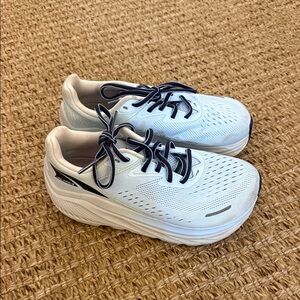 WOMEN'S VIA OLYMPUS 2 size 6